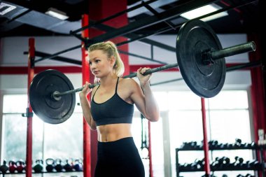 Bir çapraz-fit spor salonunda eğitim atlet