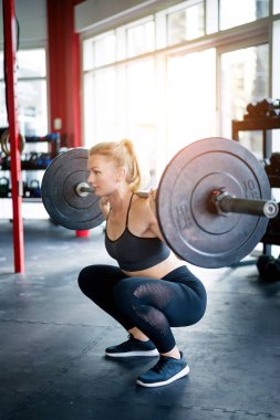 Bir çapraz-fit spor salonunda eğitim atlet