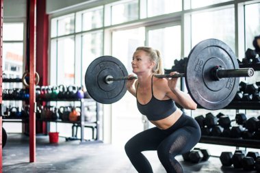 Bir çapraz-fit spor salonunda eğitim atlet