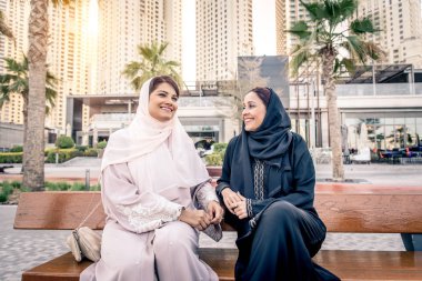 Bağ ve having fun iki Arap kız arkadaşım