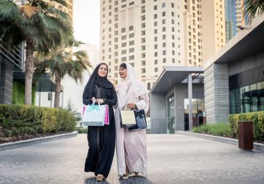 Bağ ve having fun iki Arap kız arkadaşım