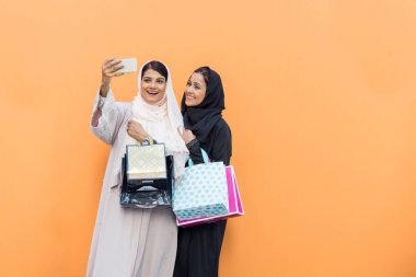 Bağ ve having fun iki Arap kız arkadaşım