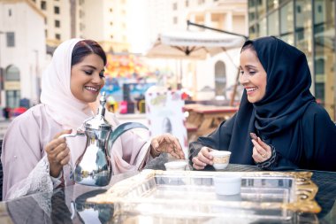 Bağ ve having fun iki Arap kız arkadaşım
