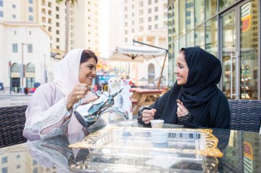 Bağ ve having fun iki Arap kız arkadaşım