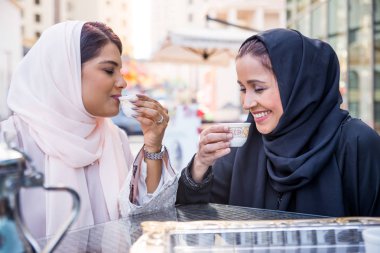 Bağ ve having fun iki Arap kız arkadaşım