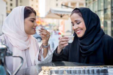 Bağ ve having fun iki Arap kız arkadaşım