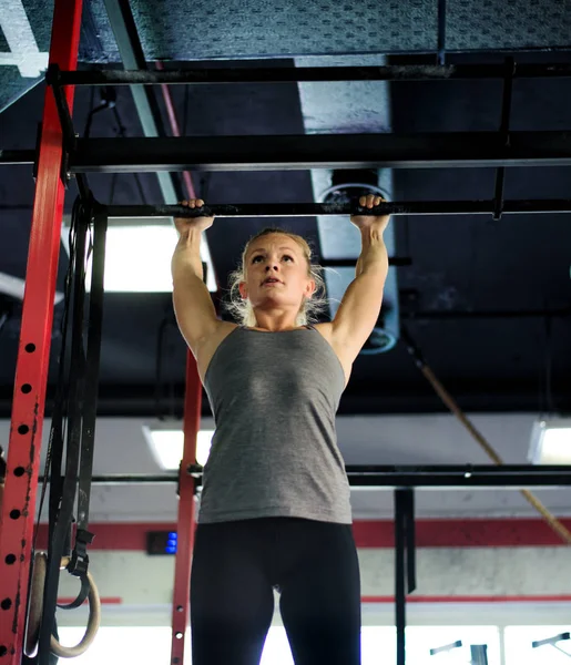 Treinamento de atletas em um ginásio cross-fit — Fotografia de Stock