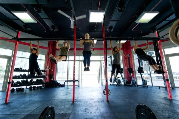 Treinamento de atletas em um ginásio cross-fit — Fotografia de Stock