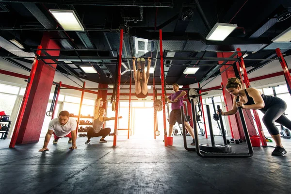 Bir çapraz-fit spor salonunda eğitim sporcular — Stok fotoğraf