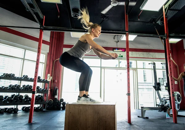 Sportowców trening w siłowni cross-fit — Zdjęcie stockowe