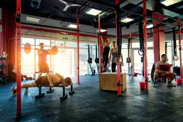 Bir çapraz-fit spor salonunda eğitim sporcular