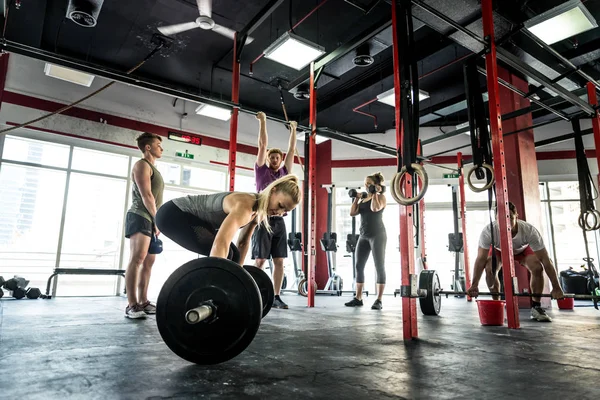 Bir çapraz-fit spor salonunda eğitim sporcular — Stok fotoğraf