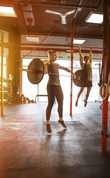 Entrenamiento de atletas en un gimnasio cross-fit —  Fotos de Stock