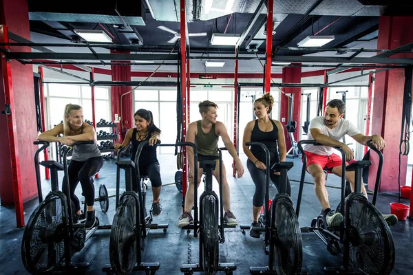 Treinamento de atletas em um ginásio cross-fit — Fotografia de Stock