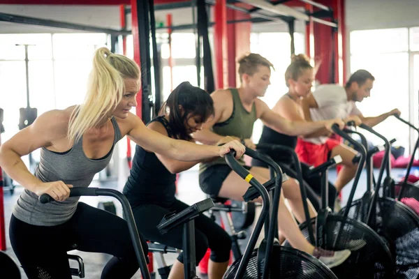 Entrenamiento de atletas en un gimnasio cross-fit — Foto de Stock