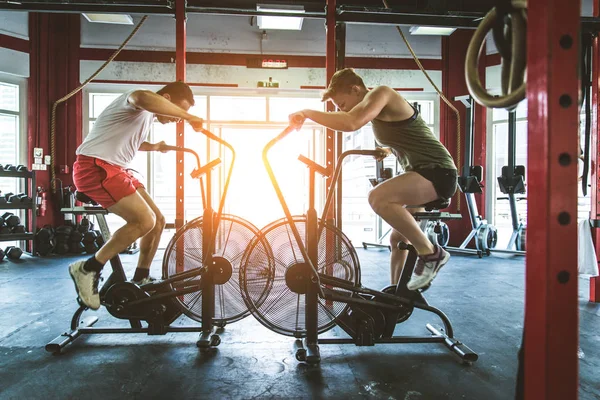 Trénink v tělocvičně cross-fit sportovci — Stock fotografie