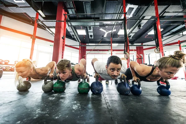 Treinamento de atletas em um ginásio cross-fit — Fotografia de Stock