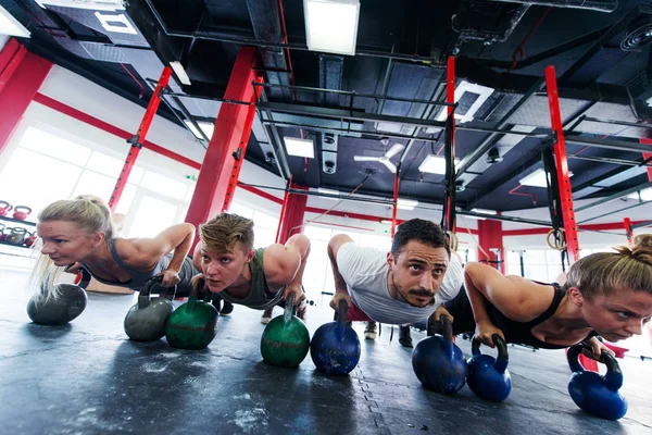 Sportler trainieren in Crossfit-Turnhalle — Stockfoto