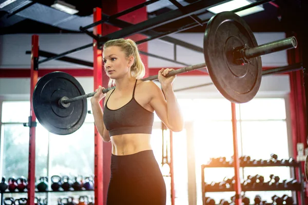 Entrenamiento de deportistas en un gimnasio cross-fit —  Fotos de Stock