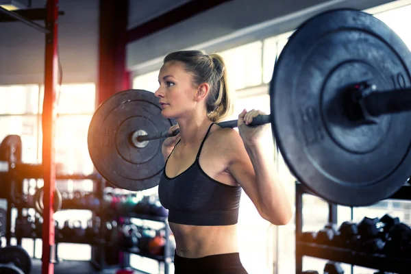 Atleet in een cross-fit gym training — Stockfoto