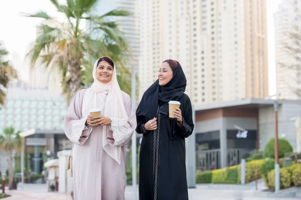 Twee Arabische vriendinnen verlijmen en plezier — Stockfoto