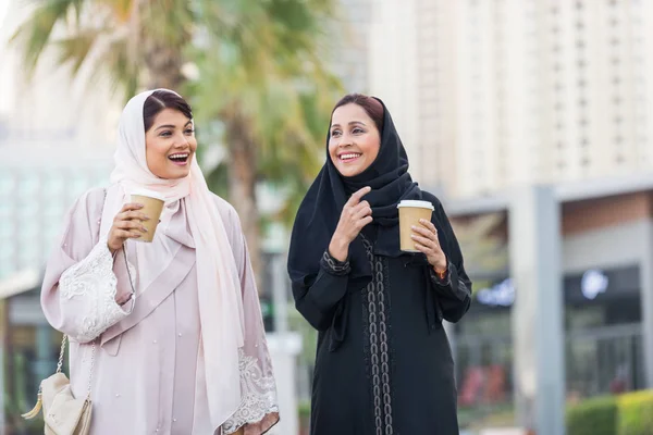 Två arabian flickvänner limning och ha roligt — Stockfoto