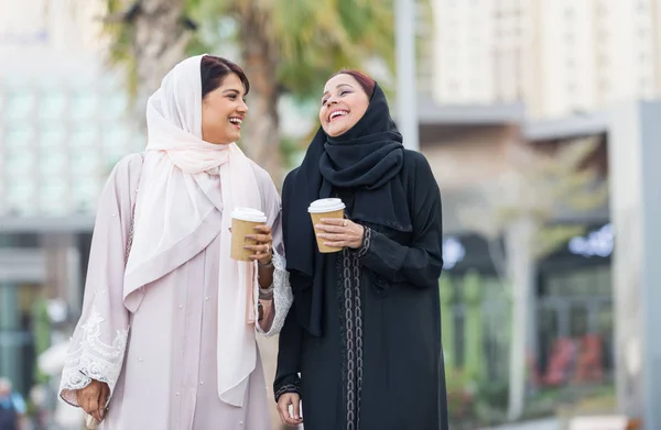 Due ragazze arabe legare e divertirsi — Foto Stock