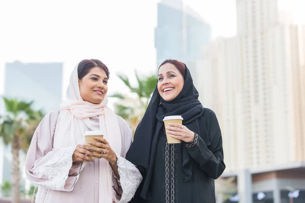 Две арабские девушки сближаются и веселятся — стоковое фото