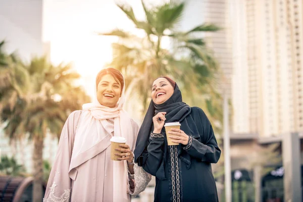 Twee Arabische vriendinnen verlijmen en plezier — Stockfoto