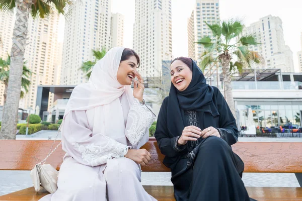 Дві арабські подружки зв'язуються і розважаються — стокове фото
