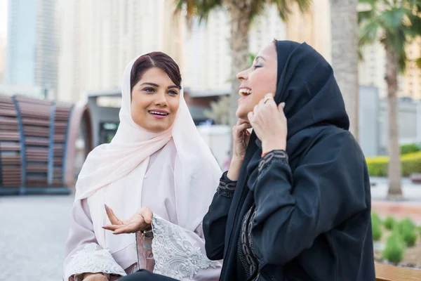 Twee Arabische vriendinnen verlijmen en plezier — Stockfoto