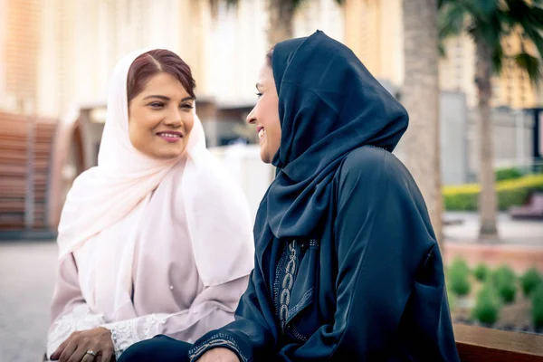 Två arabian flickvänner limning och ha roligt — Stockfoto