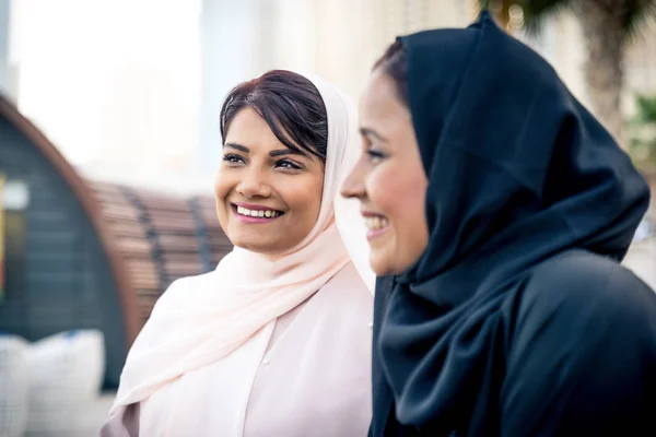Дві арабські подружки зв'язуються і розважаються — стокове фото