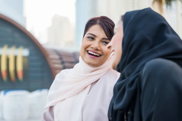Две арабские девушки сближаются и веселятся — стоковое фото