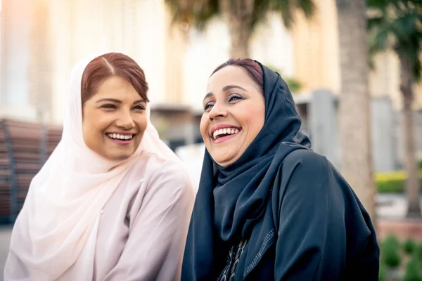 Twee Arabische vriendinnen verlijmen en plezier — Stockfoto