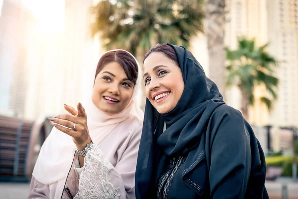 Twee Arabische vriendinnen verlijmen en plezier — Stockfoto