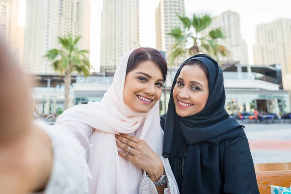 Twee Arabische vriendinnen verlijmen en plezier — Stockfoto