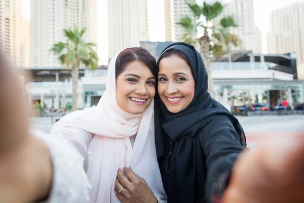 Twee Arabische vriendinnen verlijmen en plezier — Stockfoto