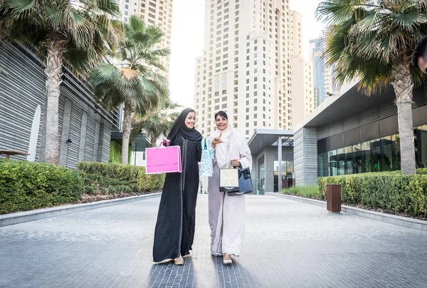 Two arabian girlfriends bonding and having fun — Stock Photo, Image