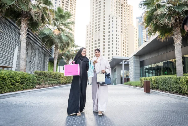 Two arabian girlfriends lipire și having distracție — Fotografie, imagine de stoc