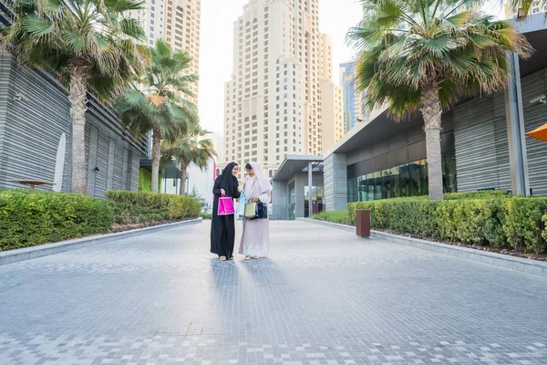 Two arabian girlfriends bonding and having fun — Stock Photo, Image