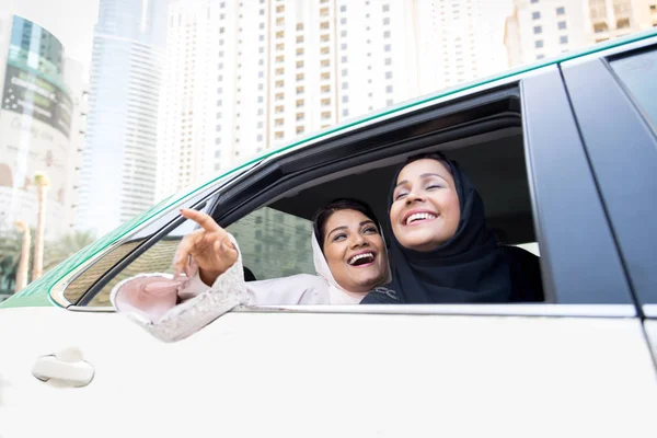 Deux copines arabes se lient et s'amusent — Photo