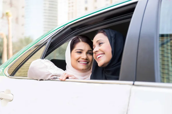 Dos novias árabes vinculándose y divirtiéndose — Foto de Stock