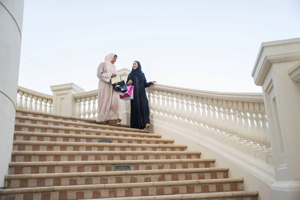 Dos novias árabes vinculándose y divirtiéndose — Foto de Stock