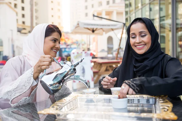 Két arab barátnő kötés és a szórakozás — Stock Fotó