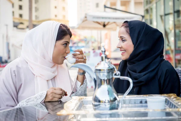 Twee Arabische vriendinnen verlijmen en plezier — Stockfoto