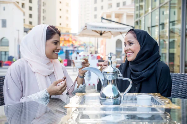 Twee Arabische vriendinnen verlijmen en plezier — Stockfoto