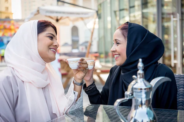 Twee Arabische vriendinnen verlijmen en plezier — Stockfoto