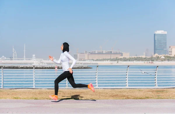 Арабские женщины тренируются на открытом воздухе — стоковое фото