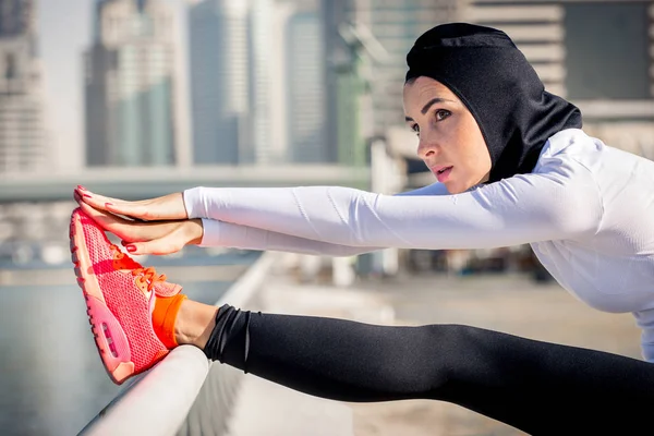 阿拉伯女子户外训练 — 图库照片